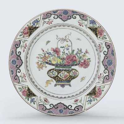 YONGZHENG (1723-35) A FAMILLE ROSE ‘NAPKIN-BORDER’ PLATE